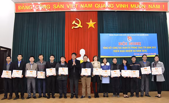 tặng bằng khen cho các đơn vị