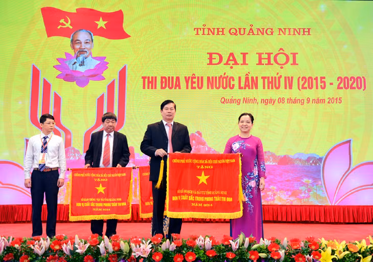 Thứ trưởng Bộ Nội vụ Trần Thị Hà tặng cờ đơn vị xuất sắc trong phong trào thi đua 5 năm 2010-2015 cho Sở Kế hoạch và Đầu tư.