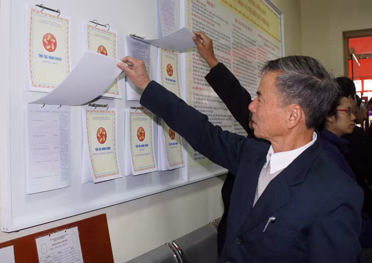 Người dân phường Giếng đáy tới tham quan Bộ phận tiếp nhận và trả kết quả hiện đại của phường.