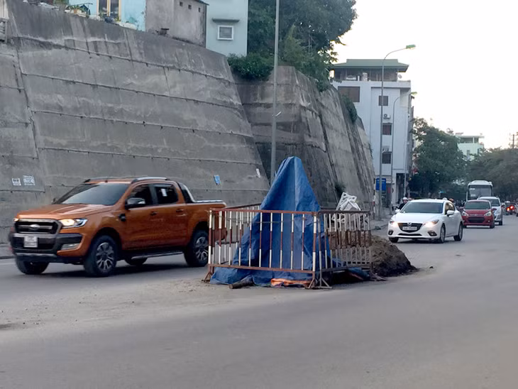Đoạn xử lý bẹp ống cống thoát nước vẫn đang bị "đắp chiếu". 
