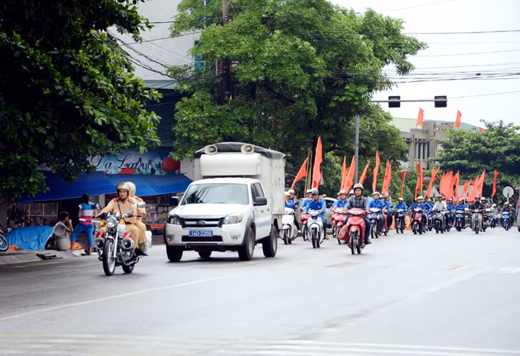 Chi cục DS-KHHGĐ tỉnh phối hợp với Tỉnh Đoàn tổ chức Ngày hội truyền thông DS-KHHGĐ và hiến máu tình nguyện năm 2015 tại TX Đông Triều, tháng 7-2015.