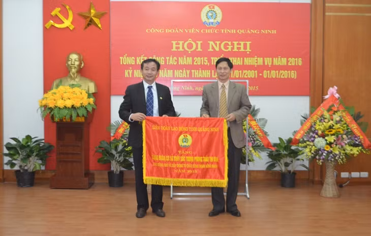 Đồng chí Nguyễn Văn Hòa, Phó Chủ tịch Thường trực LĐLĐ tỉnh tặng Cờ thi đua cho CĐCS xuất sắc của Sở Kế hoạch và Đầu tư tỉnh trong phong trào thi đua.