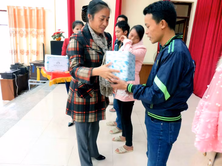Lãnh đạo Trung tâm DS-KHHGĐ huyện Đầm Hà tặng quà các cặp vợ chồng mới kết hôn. Ảnh: Ánh Tuyết (Trung tâm DS-KHHGĐ huyện Đầm Hà)