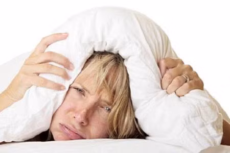 Trùm chăn kín đầu là một trong những thói quen ngủ gây hại cho sức khỏe vào mùa đông. Ảnh: Sleepfoundation.