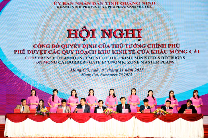 Lãnh đạo UBND TP Móng Cái và huyện Hải Hà ký biên bản ghi nhớ đầu tư tại Hội nghị công bố quyết định của Thủ tướng Chính phủ phê duyệt các quy hoạch KKTCK Móng Cái, tháng 11-2015. Ảnh: Đỗ Phương