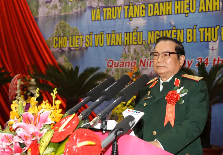 Thượng tướng Nguyễn Thế Trị, nguyên Uỷ viên TW Đảng, nguyên Tư lệnh QK3, nguyên Chỉ huy trưởng Bộ CHQS tỉnh Quảng Ninh đại diện các thế hệ lãnh đạo, chỉ huy Bộ CHQS tỉnh phát biểu tại buổi lễ.