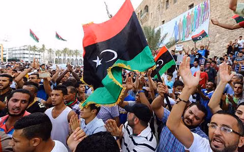 Người dân Libya biểu tình đòi chấm dứt xung đột (Ảnh Tân Hoa xã).