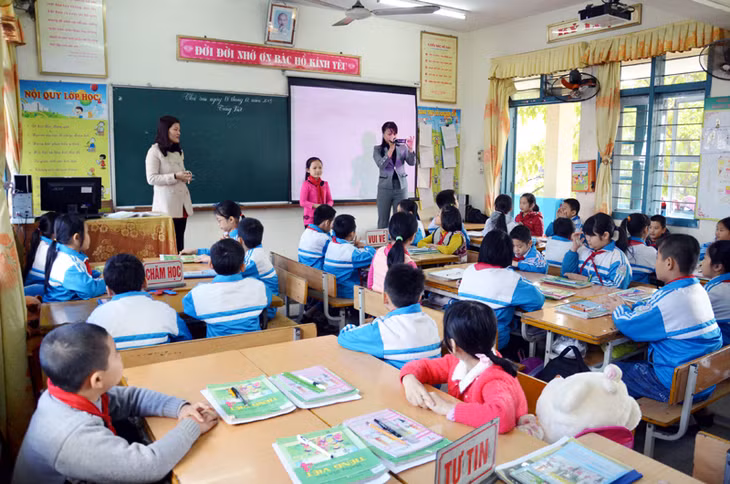 Cô giáo Vũ Thị Tuyết Trinh (áo sẫm màu), giáo viên Trường Tiểu học Trần Quốc Toản (TP Hạ Long) đang quay video về mô hình VNEN tại một lớp học của nhà trường.