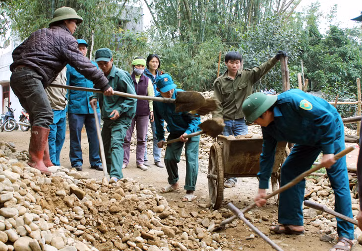 LLVT huyện Bình Liêu tham gia làm đường giao thông nông thôn tại xã Lục Hồn.