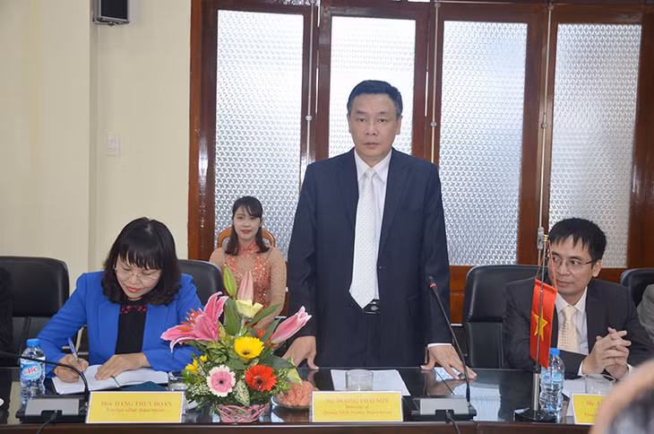 Đồng chí Dương Thái Sơn, Giám đốc Sở Tư pháp bày tỏ vui mừng được đón đoàn đại biểu Sở Tư pháp