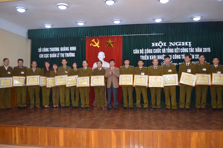 Các cá nhân, tập thể có thành tích xuất sắc trong việc thực hiện nhiệm vụ năm 2015 được tặng giấy khen của Sở Công thương