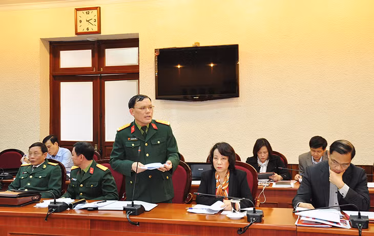 Đồng chí Đỗ Phương Thuấn, Chỉ huy trưởng Bộ CHQS tỉnh báo cáo tại buổi làm việc.