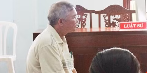 Bị cáo trước vành móng ngựa.