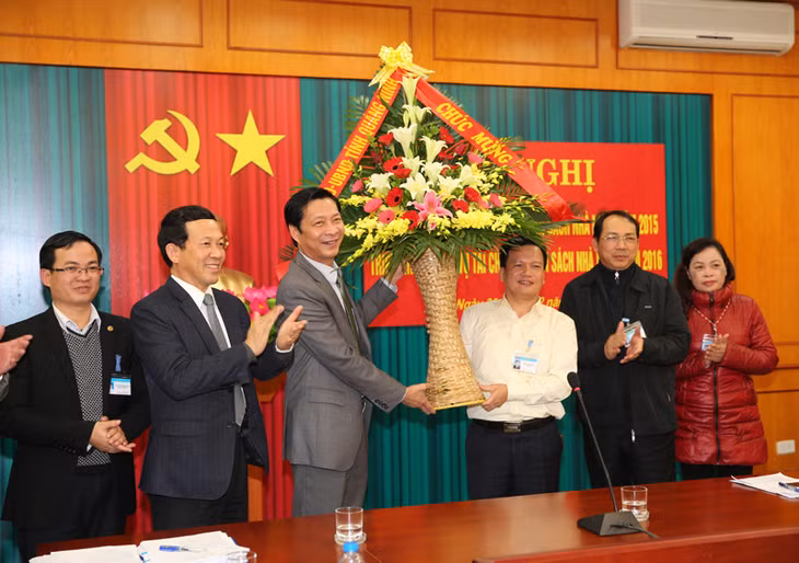 Lãnh đạo tỉnh tặng hoa chúc mừng quyết toán ngành Kho bạc.