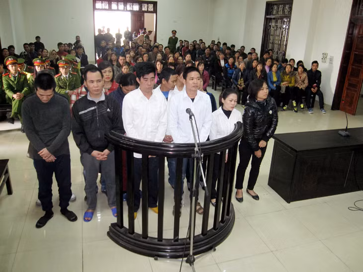 Các bị cáo tại phiên toà xét xử ngày 21-12-2015.