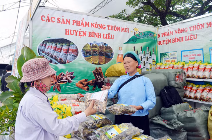 Gian hàng của huyện Bình Liêu tại Hội chợ OCOP của tỉnh, tổ chức tháng 4-2015. Ảnh: Cao Quỳnh