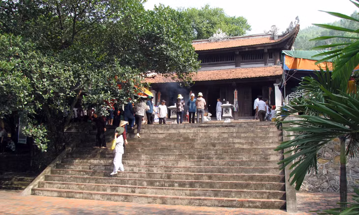 Chùa Non Đông trong Khu Di tích lịch sử cách mạng khu mỏ Mạo Khê còn lưu giữ nhiều văn bia đá thời Trần thế kỷ XIII.