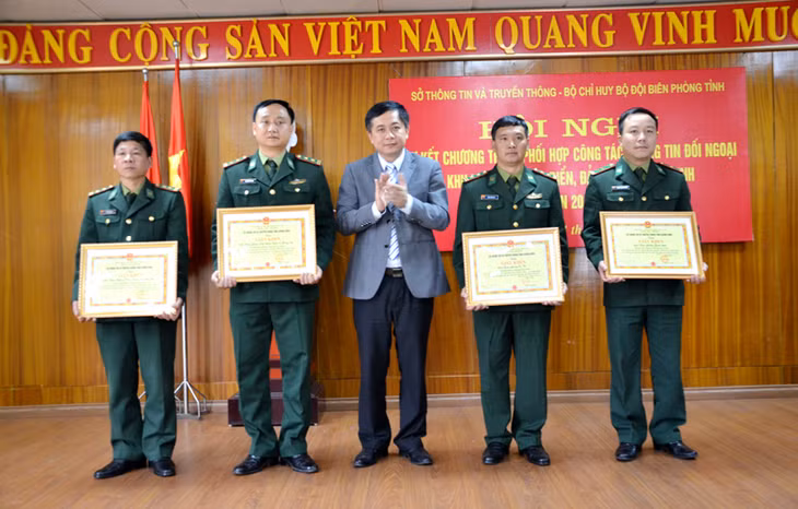 Đồng chí Mai Vũ Tuấn, Giám đốc Sở TT-TT tặng giấy khen cho các tập thể có thành tích xuất sắc trong thực hiện Chương trình ký kết. 