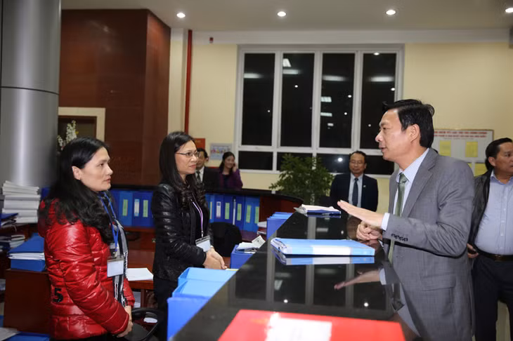 Đồng chí Nguyễn Văn Đọc, Bí thư Tỉnh ủy động viên cán bộ KBNN tỉnh thực hiện quyết toán ngày cuối năm.
