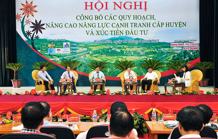 Các chuyên gia, nhà quản lý, chủ doanh nghiệp toạ đàm về nâng cao năng lực cạnh tranh cấp huyện tại hội nghị cùng chủ đề do huyện Bình Liêu tổ chức ngày 18/9/2015.