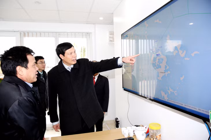 Đồng chí Nguyễn Đức Long, Chủ tịch UBND tỉnh kiểm tra công tác giám sát tàu du lịch qua thiết bị GPRS đặt tại Cảng.