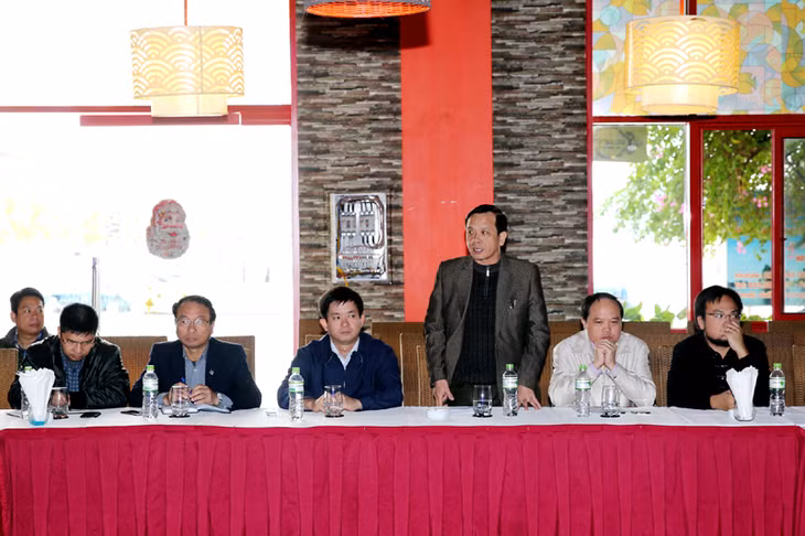 Đồng chí Vũ Văn Khánh, Giám đốc Sở GTVT Quảng Ninh báo cáo tiến độ thực hiện di chuyển cảng tàu.