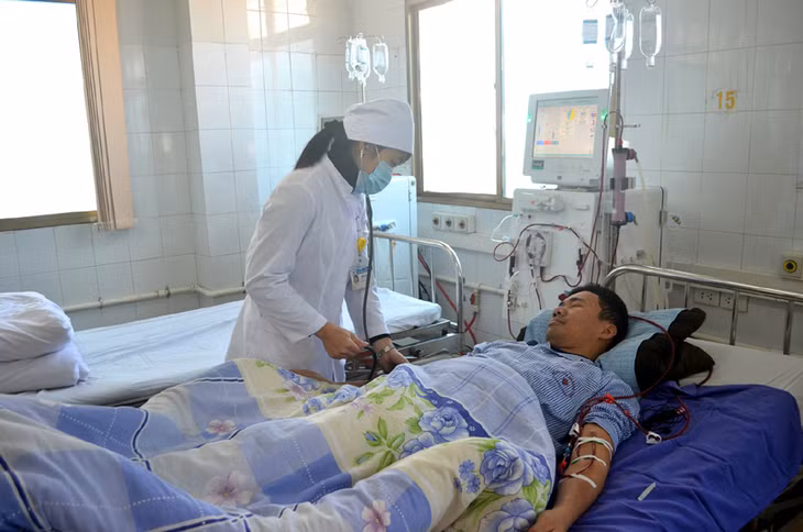 Luật BHYT sửa đổi giúp tăng quyền lợi BHYT và mức hưởng BHYT của người bệnh. Trong ảnh: Điều trị cho bệnh nhân nghèo mắc bệnh suy thận tại Bệnh viện Đa khoa tỉnh.