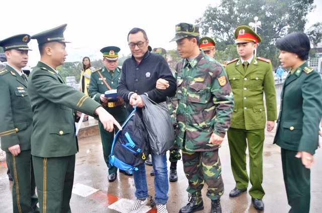 Công an TP Móng Cái trao đối tượng Lâm cho Công an Trung Quốc.