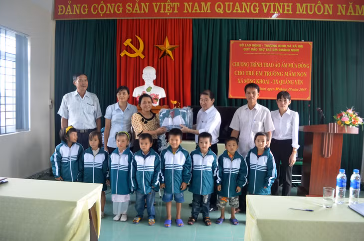 Quỹ Bảo trợ trẻ em Quảng Ninh tặng áo ấm mùa Đông cho trẻ em tại Trường Mầm non Sông Khoai, TX Quảng Yên, tháng 10-2015 .