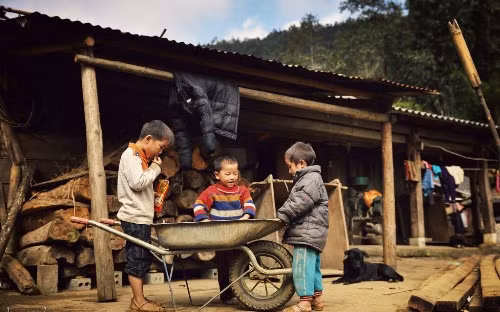 Bản Cát Cát: Từ trung tâm thị xã Sa Pa đến Cát Cát chỉ 2 km. Đây là bản lâu đời của người Mông còn lưu giữ nhiều nghề thủ công truyền thống như trồng hoa, dệt vải và chế tác đồ trang sức. Đặc biệt, nơi đây còn giữ được khá nhiều phong tục độc đáo mà ở các vùng khác không có, hoặc không bảo tồn nguyên vẹn. Ảnh: Vũ Quang