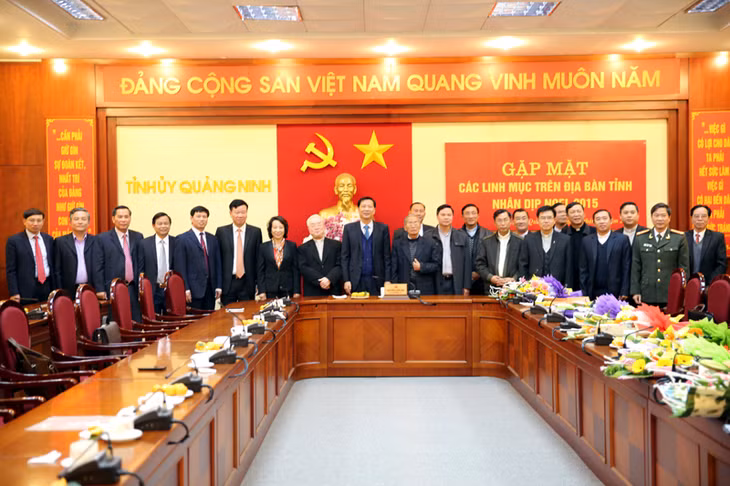 Đồng chí Bí thư Tỉnh ủy tặng hoa và chụp ảnh lưu niệm với các linh mục trên địa bàn tỉnh nhân dịp Noel 2015.