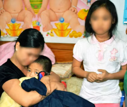 Phút đoàn tụ của 3 mẹ con sau hai giờ nghẹt thở.