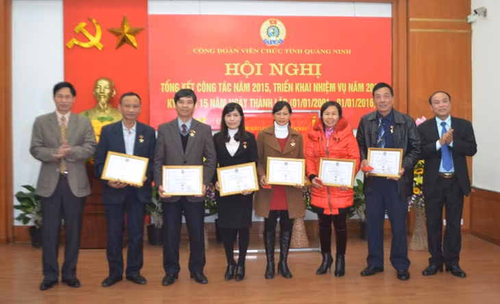 Lãnh đạo LĐLĐ tỉnh và CĐVC Việt Nam trao kỷ niệm chương của Tổng LĐLĐ Việt Nam cho 7 đồng chí lãnh đạo, cán bộ, đoàn viên Vi sự nghiệp xây dựng tổ chức Công đoàn