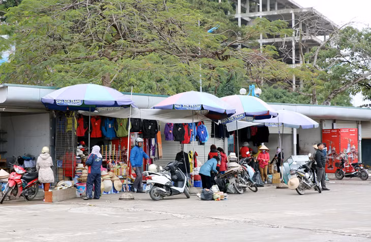 Các tiểu thương cũng thu dọn đồ đạc, dừng kinh doanh tại Cảng