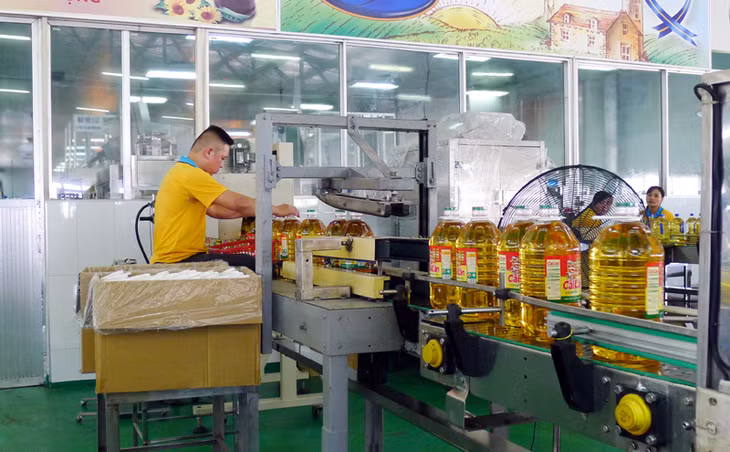 Sản xuất dầu ăn tại Công ty Dầu thực vật Cái Lân (KCN Cái Lân).