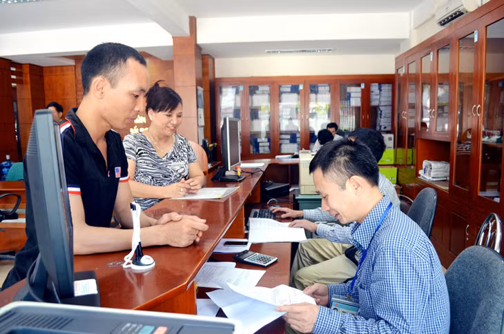 Giao dịch khách hàng tại Chi cục thuế TP Hạ Long.