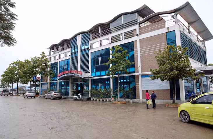 Khác với những ngày trước đấy, trung bình mỗi ngày có trên 300 tàu đưa hàng nghìn lượt khách ra thăm vịnh Hạ Long, thì hôm nay ngày 31-12, theo thống kê cơ quan quản lý đến 12 giờ mới chỉ 36 tàu rời bến.