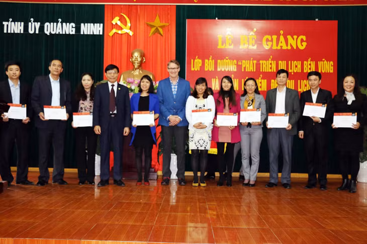 Lãnh đạo tỉnh và Giáo sư Simon Milne trao giấy chứng nhận cho các học viên.