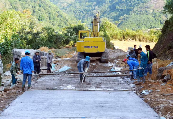 Con đường Đại Phong nối thôn Khe Mạ (xã Phong Dụ) với thôn Khe Quang (xã Đại Dực) sẽ được hoàn thành tháng 3-2016.