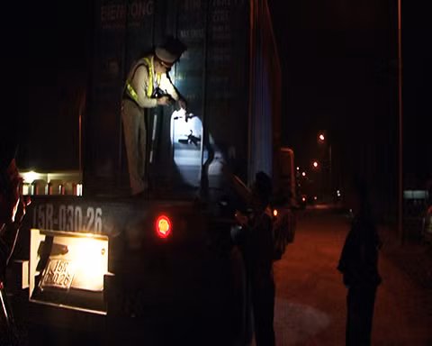 Các phương tiện khi có nghi vấn đều được kiểm tra tại các chốt kiểm soát liên ngành