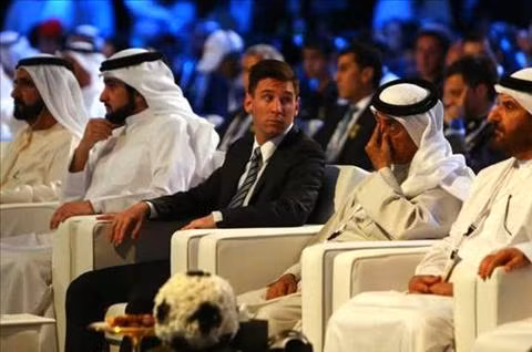 Messi trong lễ trao giải Globe Soccer Awards