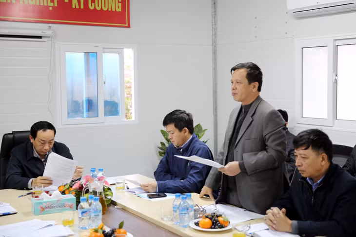 Đồng chí Vũ Văn Khánh, Giám đốc Sở GTVT Quảng Ninh báo cáo tại buổi làm việc.