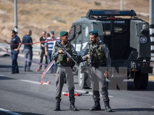 Binh sỹ Israel tại hiện trường một vụ tấn công của người Palestine nhằm vào người đi đường Israel. (Nguồn: AFP/TTXVN)