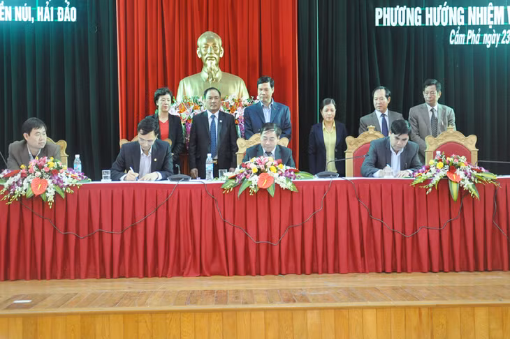 Đại diện các đơn vị ký giao ước thi đua năm 2016.