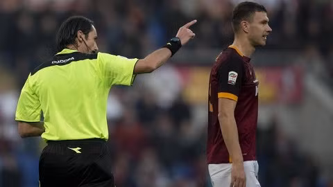 Dzeko đã có hành vi xúc phạm trọng tài chính