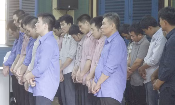 Băng "siêu trộm" 21 bị cáo nghe tòa tuyên án. Ảnh: Lê Hải
