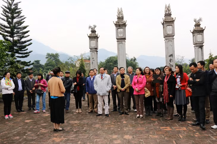 Các học viên tham quan mô hình phát triển nông thôn huyện Bình Liêu.