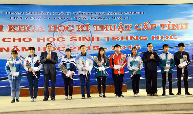 Đại diện cho các nhóm tác giả nhận giải thưởng dành cho dự án triển vọng, sáng tạo