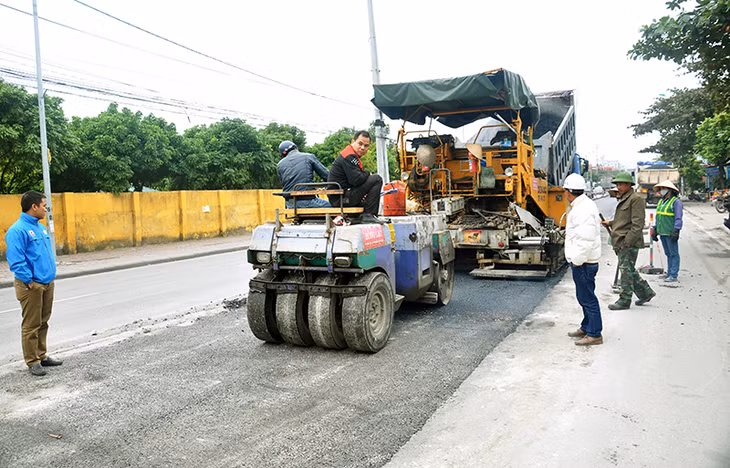 Nhà thầu đang khẩn trương tiến hành khắc phục hằn lún vệt bánh xe.