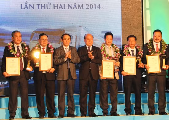 Đại diện Công ty TNHH Phúc Xuyên (ngoài cùng bên phải) nhận giải thường "Vô Lăng Vàng" lần thứ 2 năm 2014.